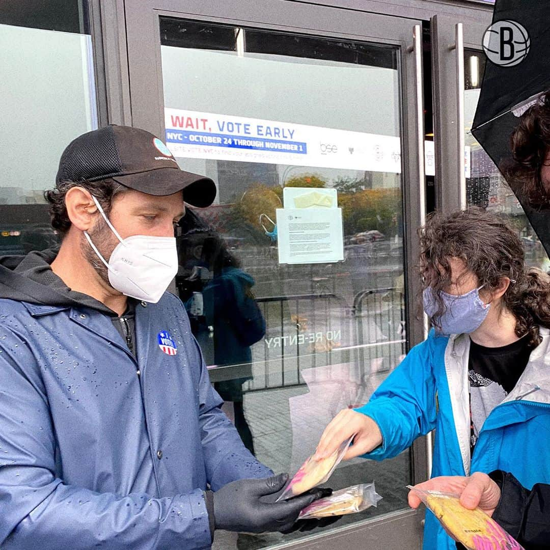 Brooklyn Netsさんのインスタグラム写真 - (Brooklyn NetsInstagram)「The weather outside is weather, but that didn't stop Paul Rudd from handing out cookies to early voters this morning 🗳🍪 #MakeHistoryHere」10月30日 4時50分 - brooklynnets