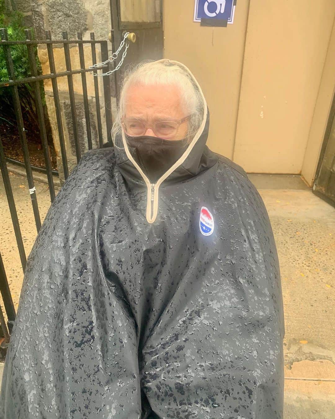 デイヴィッド・ドゥカヴニーのインスタグラム：「Proud of my 90 year old mom voting in the rain!! No excuses America!! 🗳」