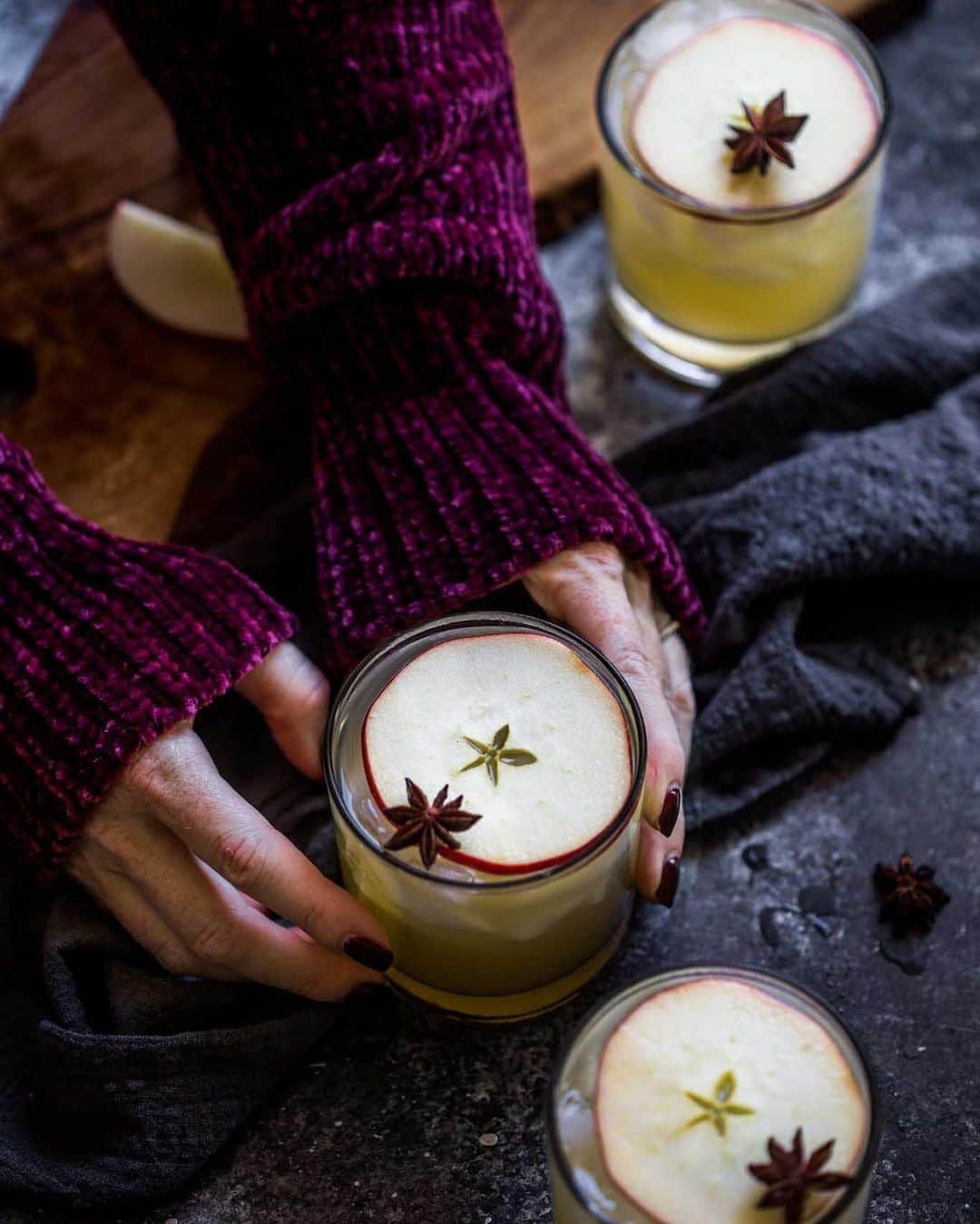 FOLKのインスタグラム：「Cheers, y’all. Here’s to the fall drinks you need in your life. New story up now at www.folklifestyle.com. Fall Drinks from Cozy to Cocktail . @platingsandpairings  @evakosmasflores @thegingerwithspice  @halfbakedharvest  @inspiredbycharm  @spoonforkbacon」