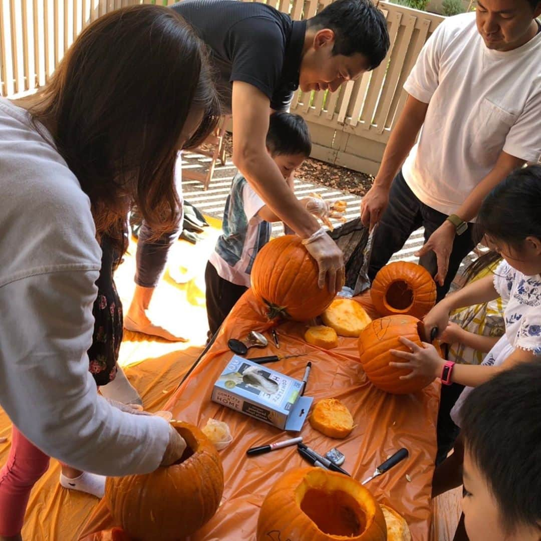 珠華ゆふさんのインスタグラム写真 - (珠華ゆふInstagram)「①②今日はプリスクールでハロウィン🎃仮装して行きました😆 ③先週末は先日お家に招いてもらった仲吉家と我が家でチーズフォンデュをして ④〜⑦午後からは仲吉家にお邪魔してカボチャ彫って ⑧夜も一緒に食べちゃおうかと美味しい中華をテイクアウト🥟どれも本当に美味しくて子ども達もチャーハンもりもり食べてました😋 ⑨お土産に持っていったカボチャのタルトが好評で ⑩チーズフォンデュに添えてた栗原はるみさんのレシピのドレッシングをかけたミモザサラダもめちゃくちゃ美味しいと言ってもらえて嬉しかった😆💕」10月30日 4時56分 - yufu_tamahana