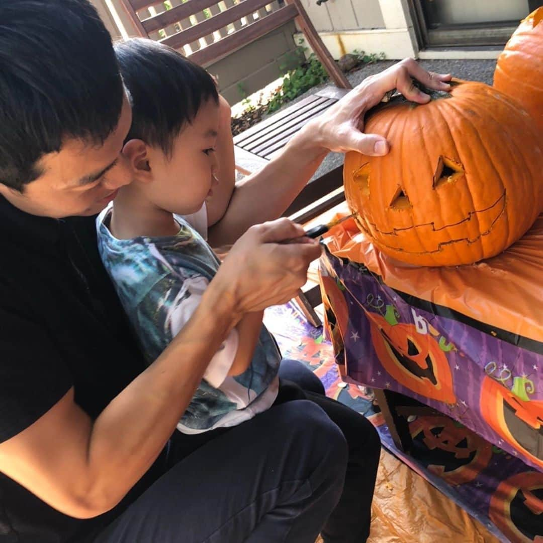 珠華ゆふさんのインスタグラム写真 - (珠華ゆふInstagram)「①②今日はプリスクールでハロウィン🎃仮装して行きました😆 ③先週末は先日お家に招いてもらった仲吉家と我が家でチーズフォンデュをして ④〜⑦午後からは仲吉家にお邪魔してカボチャ彫って ⑧夜も一緒に食べちゃおうかと美味しい中華をテイクアウト🥟どれも本当に美味しくて子ども達もチャーハンもりもり食べてました😋 ⑨お土産に持っていったカボチャのタルトが好評で ⑩チーズフォンデュに添えてた栗原はるみさんのレシピのドレッシングをかけたミモザサラダもめちゃくちゃ美味しいと言ってもらえて嬉しかった😆💕」10月30日 4時56分 - yufu_tamahana