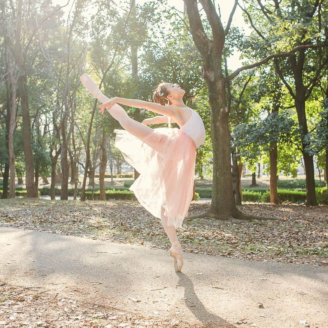 ミコ・フォガティのインスタグラム：「Happy World Ballet Day! 🌸 This art form has given me a lifetime of experiences that I will forever be grateful for. #worldballetday ❤️  Photo and outfit by @cloudandvictory 💕」