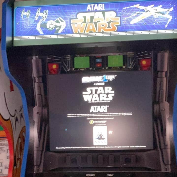 アレン・ジョーンズのインスタグラム：「@arcade1upofficial Star Wars!! What a classic.」