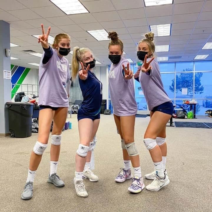 USA Volleyballさんのインスタグラム写真 - (USA VolleyballInstagram)「Good luck in your tournaments and stay safe #USAVfamily! ✌️  #BackontheCourt🏐」10月30日 5時00分 - usavolleyball
