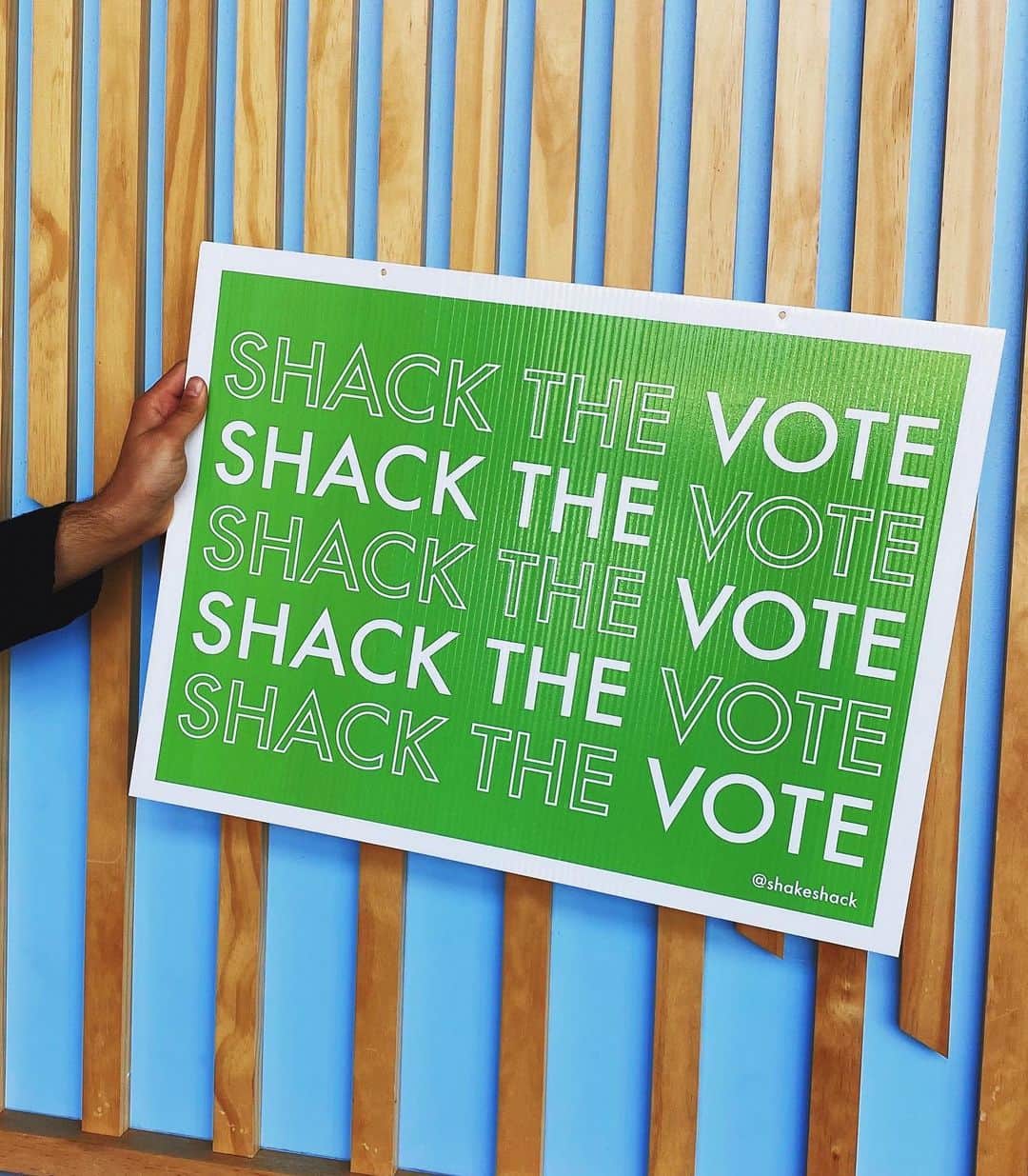 SHAKE SHACKさんのインスタグラム写真 - (SHAKE SHACKInstagram)「Listen up, Shack Fam. We’re committed to getting our guests + our team to the polls! 🗳  For our guests: ✅ If you’re a badged poll worker, stop by any Shack between 11/1 + 11/3 to grab a burger on us as a thank you.  ✅ We’re partnering with @pizzatothepolls + @ubereats in select cities. Look for their food trucks serving up ShackBurgers and more to voters in long lines.   For our team: ✅ We’re giving any team member who needs it 3 hours of extra paid time off to vote. For those voting IRL, we’re encouraging them to stay in line as long as they need.  ✅ Team members who have volunteered to work the polls will receive 8 hours of paid time off.  #shackthevote」10月30日 5時04分 - shakeshack
