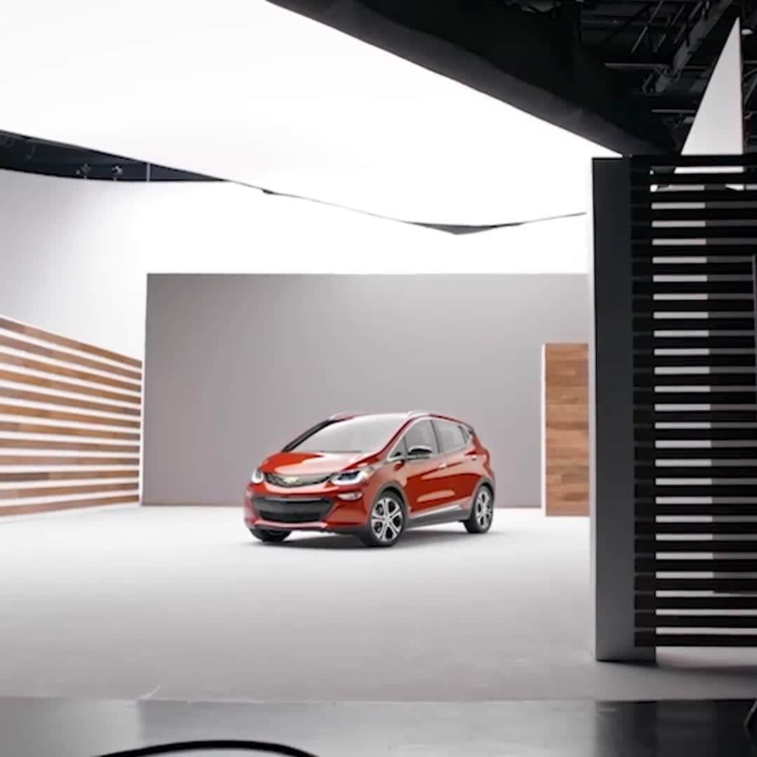 シボレーのインスタグラム：「Charge with ease and convenience with these #Chevy #BoltEV tips. Check out the link in our bio for the full video.」