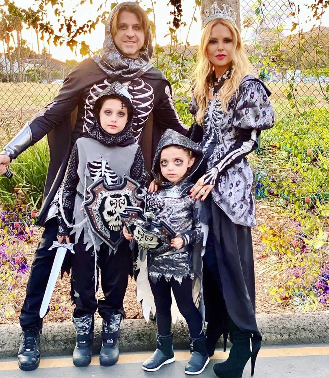 レイチェル・ゾーのインスタグラム：「#TBT to one our favorites as a #family ..#halloween life 👻🦇🎃💀☠️ XoRZ」