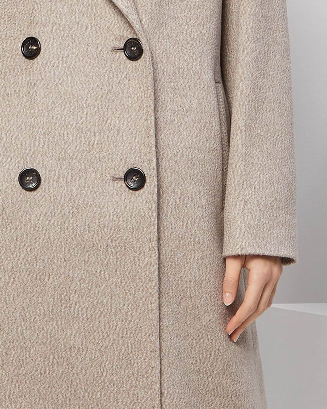 のインスタグラム：「Here's your call. Time has come to choose a new coat. Shop this pure cashmere on cinziarocca.com.」