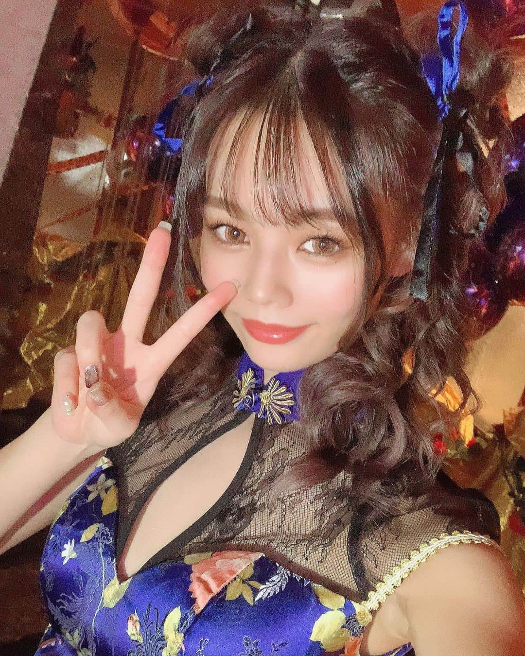 美波さらのインスタグラム：「⠀ ⠀  ホントはシャンプー意識したけど 春麗って言われたからそういう事にした🇨🇳  てことで2日目はチュンリーのコスプレでした スピニングバードキックお見舞する？？  #名古屋#錦#錦3#キャバクラ#キャバ嬢 #お酒#焼酎#ワイン#シャンパン#歌舞伎町#北新地#ミナミ#すすきの#六本木#中洲#ホステス#銀座#かわいい#名古屋出張 #followme#instagood#lfl#followforfollowback#follow#me#Instagram#instalike#instamood#ハロウィン#チャイナドレス  ⠀」