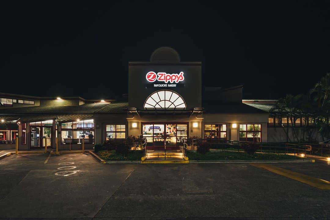 のインスタグラム：「Our Waiau restaurant dine-in service is ready to welcome you back with a Korean Fried Chicken Breakfast Plate or any of Zippy’s signature comfort food.」