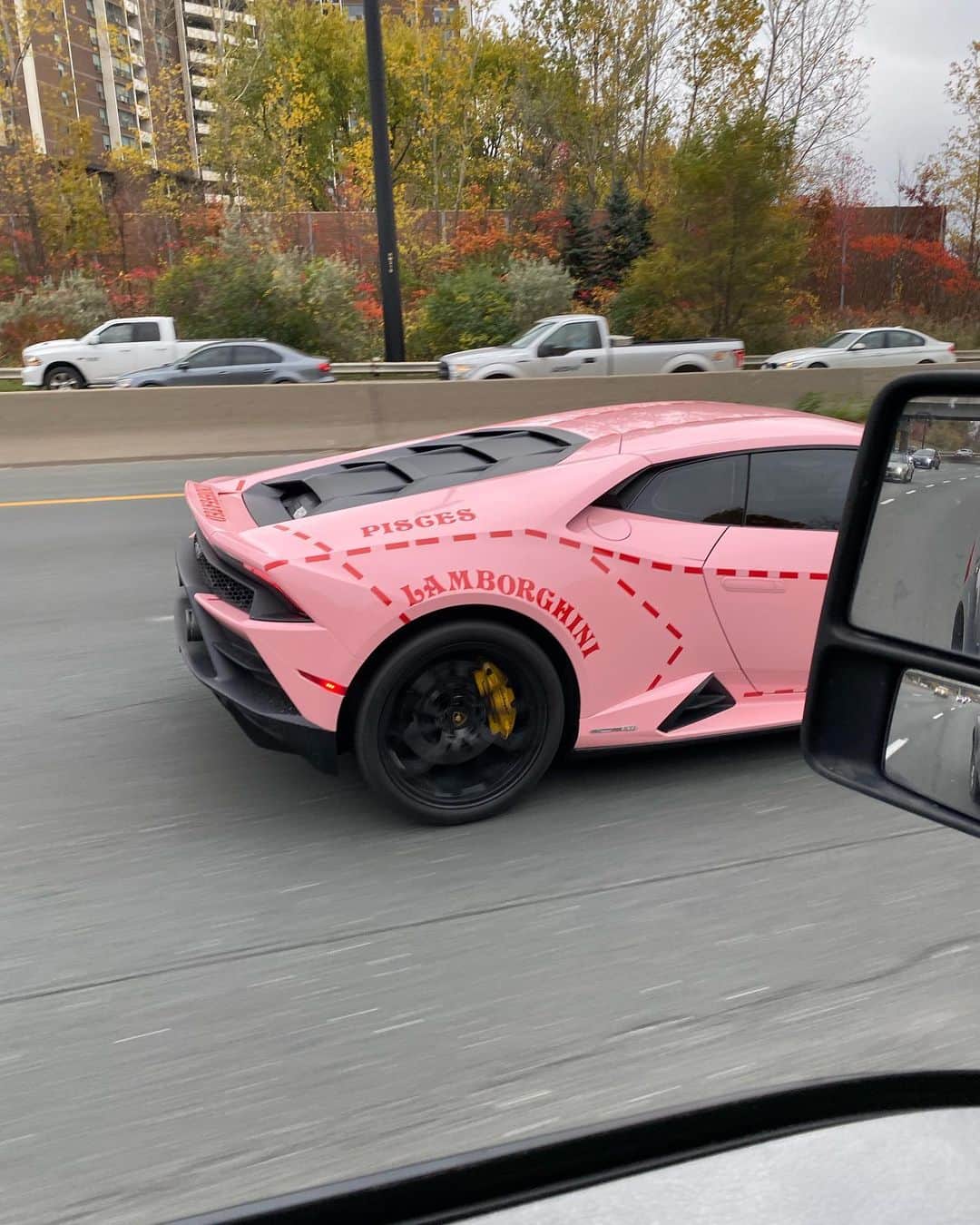 CarsWithoutLimitsさんのインスタグラム写真 - (CarsWithoutLimitsInstagram)「I just spotted this #HuracanEvo with a unique style Porsche livery  Photos @shaw416 #CarsWithoutLimits #Lamborghini」10月30日 5時27分 - carswithoutlimits