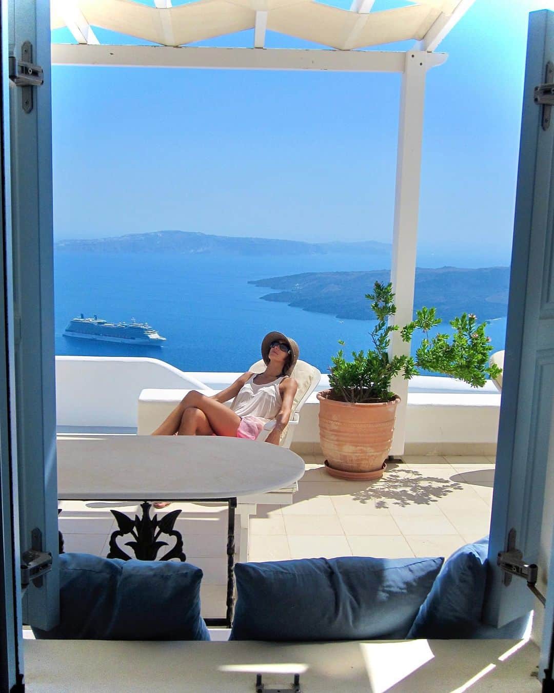 シャーニ・ヴィンソンのインスタグラム：「Remember when we could just jump on a plane and travel anywhere in the world? .. Me neither.  🇬🇷 #fbf #travel #jetsetter #islandlife #santorini #greece #greekislands #relax #freedom #fuckcorona」