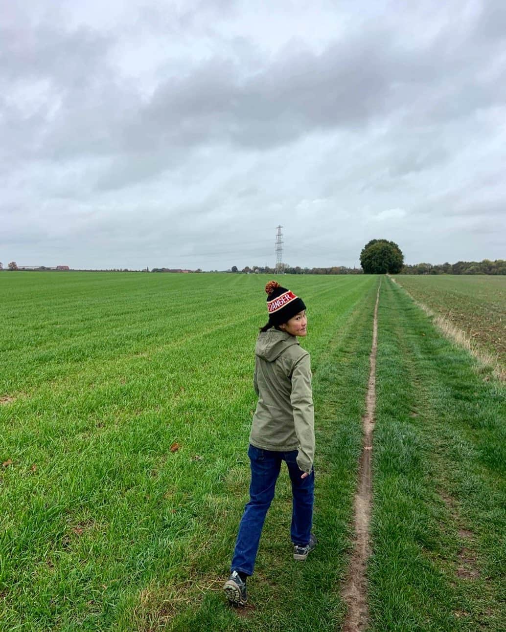 與那嶺恵理のインスタグラム：「Not enough Vitamin D 😬 Cloudyyyyy but enjoying to walk 🤘🏻  . . #今日のエリさん」