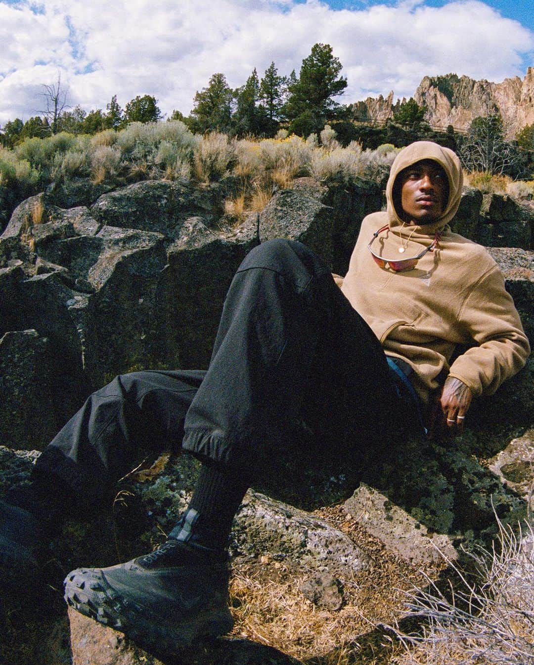 HYPEBEASTさんのインスタグラム写真 - (HYPEBEASTInstagram)「@hypebeaststyle: @nike looks to Oregon for its ACG Holiday 2020 Collection. The capsule takes inspiration from Smith Rock in Oregon, a volcanic structure just a few hours away from Nike’s HQ. All of the pieces have been named after trails around Smith Rock, while the colors and patterns of the rocks are represented through graphics across the collection. Look for it all to drop on November 12.⁠⠀ Photo: Nike」10月30日 5時33分 - hypebeast