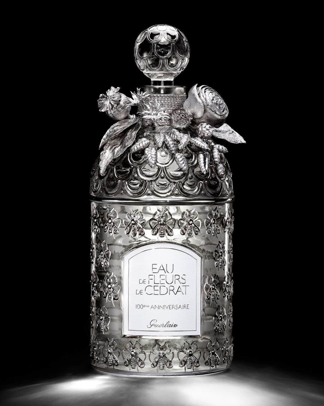 のインスタグラム：「This autumn, Eau de Fleurs de Cédrat celebrates its 100th anniversary with a truly exceptional Prestige Edition.  Featuring a handcrafted floral collar entirely cast in palladium, this reimagining of Jacques Guerlain's signature cologne is the result of a collaboration with artist Anne Brun. Anne's infinitely precious botanical symphony features an explosion of Mediterranean plants,  with each and every leaf delicately gilded by hand - an ode to the timeless nature of the Guerlain Perfumer's composition.  #Guerlain #GuerlainParfumeur #Perfume #PiecedException #Anniversary」