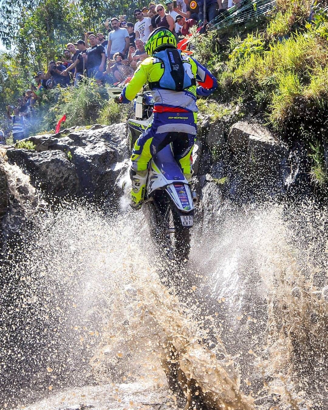 レッドブルのインスタグラム：「@marioroman74: CEO of "sorry bro" 🤣  tune into all the action of Red Bull Romaniacs 2020 on Red Bull TV ~link in bio~ 🔥   #redbull #givesyouwiiings #redbullromaniacs #iridewess #hardenduro #dirtbike #enduro #wess」
