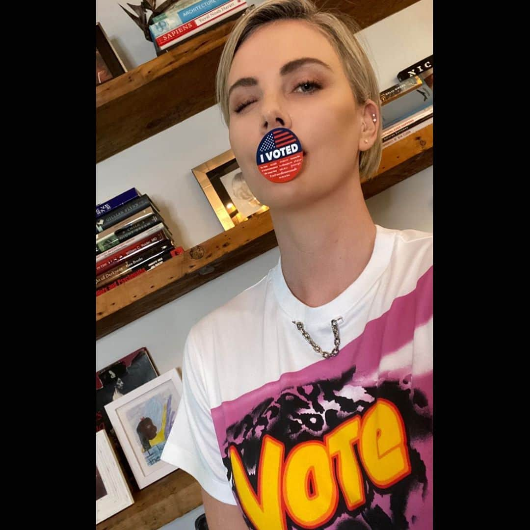 シャーリーズ・セロンのインスタグラム：「If you voted but didn’t take a slightly seductive winking selfie with your I Voted sticker, did you really even vote?  The answer is YES.  So look up early voting locations in your area, drop off your mail in ballot at an official drop box or polling place, or vote SAFELY in person on Election Day! However you do it, just VOTE.」