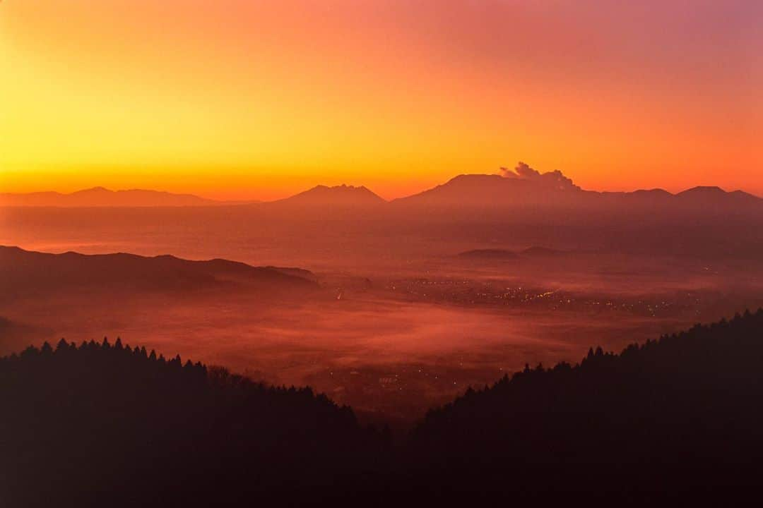 Michael Yamashitaさんのインスタグラム写真 - (Michael YamashitaInstagram)「Lost in fog, Kyushu, Japan: views from above the clouds in Aso-Kuju National park. Centered around several active volcanos and hot springs, Aso is often called the earths volcanic theater. #asokujunationalpark #aso #kyushu」10月30日 6時02分 - yamashitaphoto