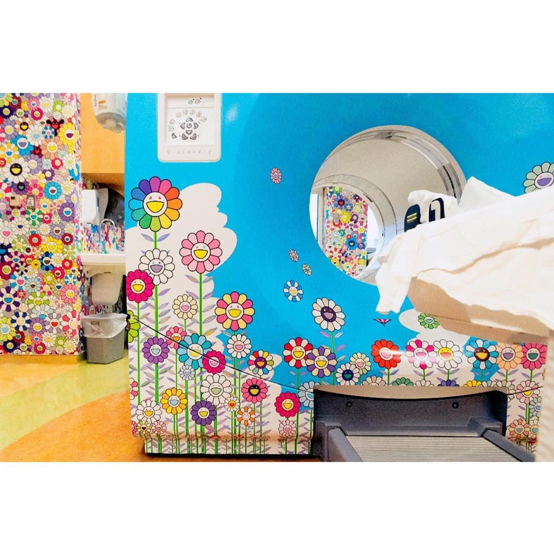 村上隆さんのインスタグラム写真 - (村上隆Instagram)「My Flower works were installed to wrap a CT/PET scanner, and the wallpaper at the Children's National Hospital in Washington, DC. Thank you to the RxArt team for the arrangements. @rxart @childrensnational and  Special thanks @gagosian  🙏」10月30日 6時07分 - takashipom