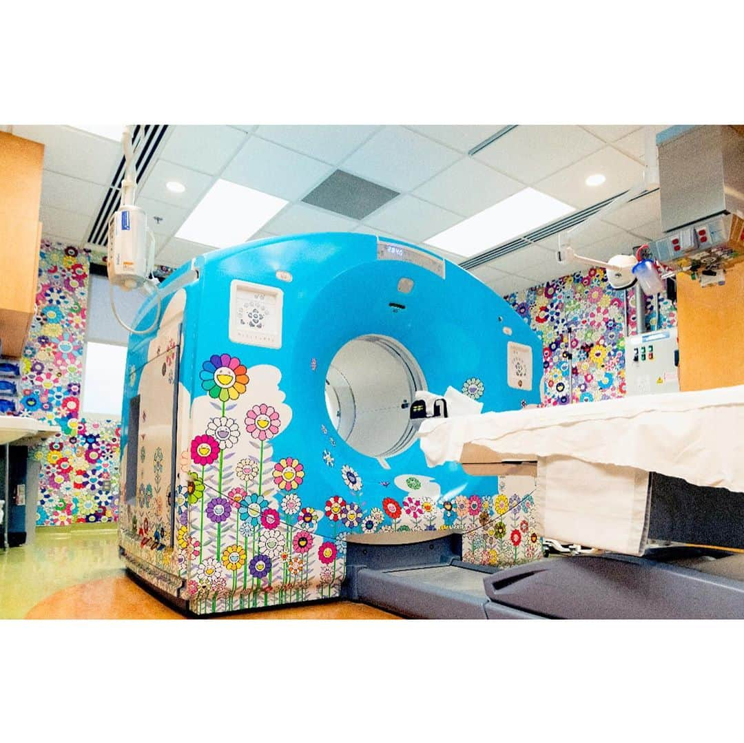 村上隆さんのインスタグラム写真 - (村上隆Instagram)「My Flower works were installed to wrap a CT/PET scanner, and the wallpaper at the Children's National Hospital in Washington, DC. Thank you to the RxArt team for the arrangements. @rxart @childrensnational and  Special thanks @gagosian  🙏」10月30日 6時07分 - takashipom