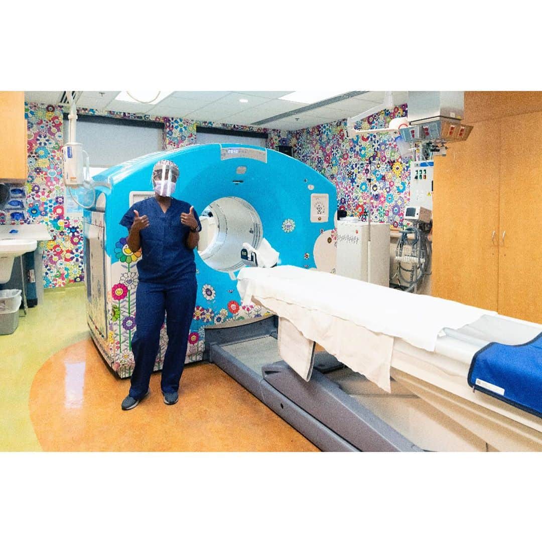 村上隆さんのインスタグラム写真 - (村上隆Instagram)「My Flower works were installed to wrap a CT/PET scanner, and the wallpaper at the Children's National Hospital in Washington, DC. Thank you to the RxArt team for the arrangements. @rxart @childrensnational and  Special thanks @gagosian  🙏」10月30日 6時07分 - takashipom