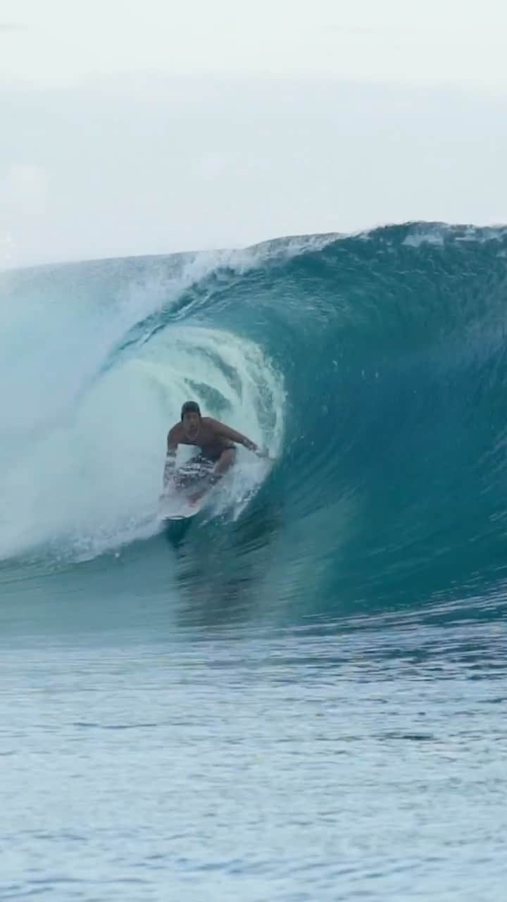 五十嵐カノアのインスタグラム：「Reminiscing crystal clear water and fun barrels. Link in bio to watch my last edit from a tropical paradise in my bio. @tannercarney」