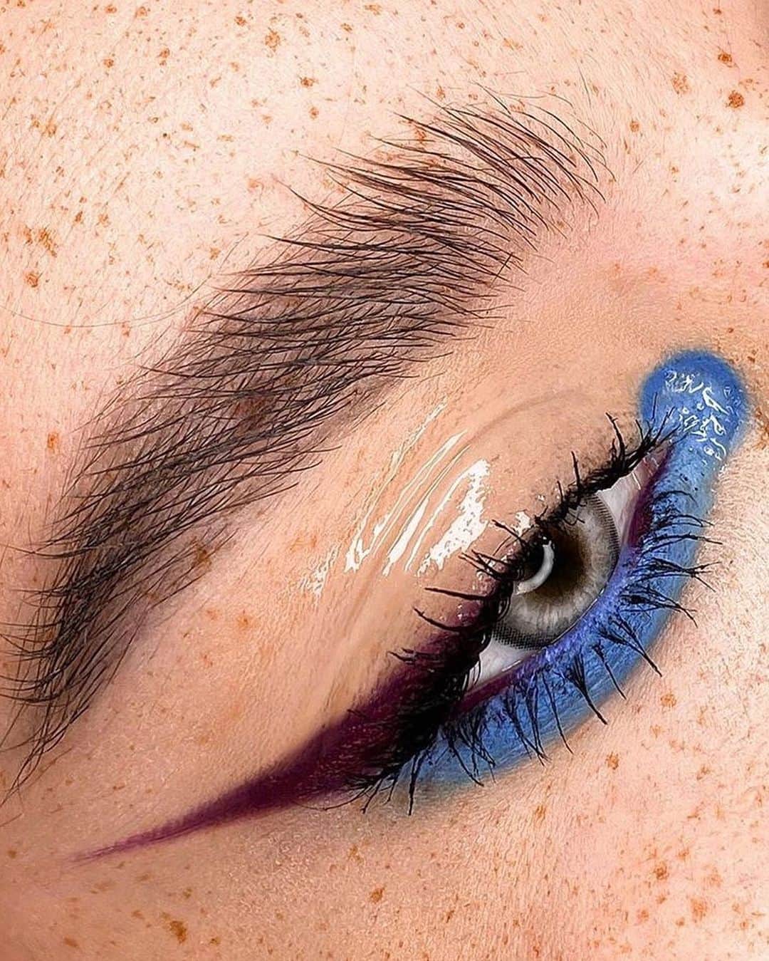 MAKE UP FOR EVER OFFICIALさんのインスタグラム写真 - (MAKE UP FOR EVER OFFICIALInstagram)「ARTIST FOCUS — @mbelkovsky   Maria is a Russian-based Makeup Artist, with a passion for liners.  Get comfy and check out her tutorial in stories ! _  Products used:   1st look: #AquaBlack #SmokyExtravagant Mascara  2nd look: #FlashColorCase  #ArtistColorShadow in shade M-842 Wine _  #makeupforever」10月30日 6時10分 - makeupforever