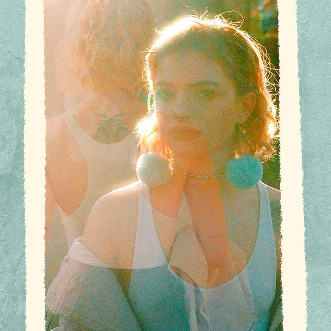 HEY VIOLETのインスタグラム：「have you watched our latest backyard session for our song “party girl” yet orrrrrrr.....????」