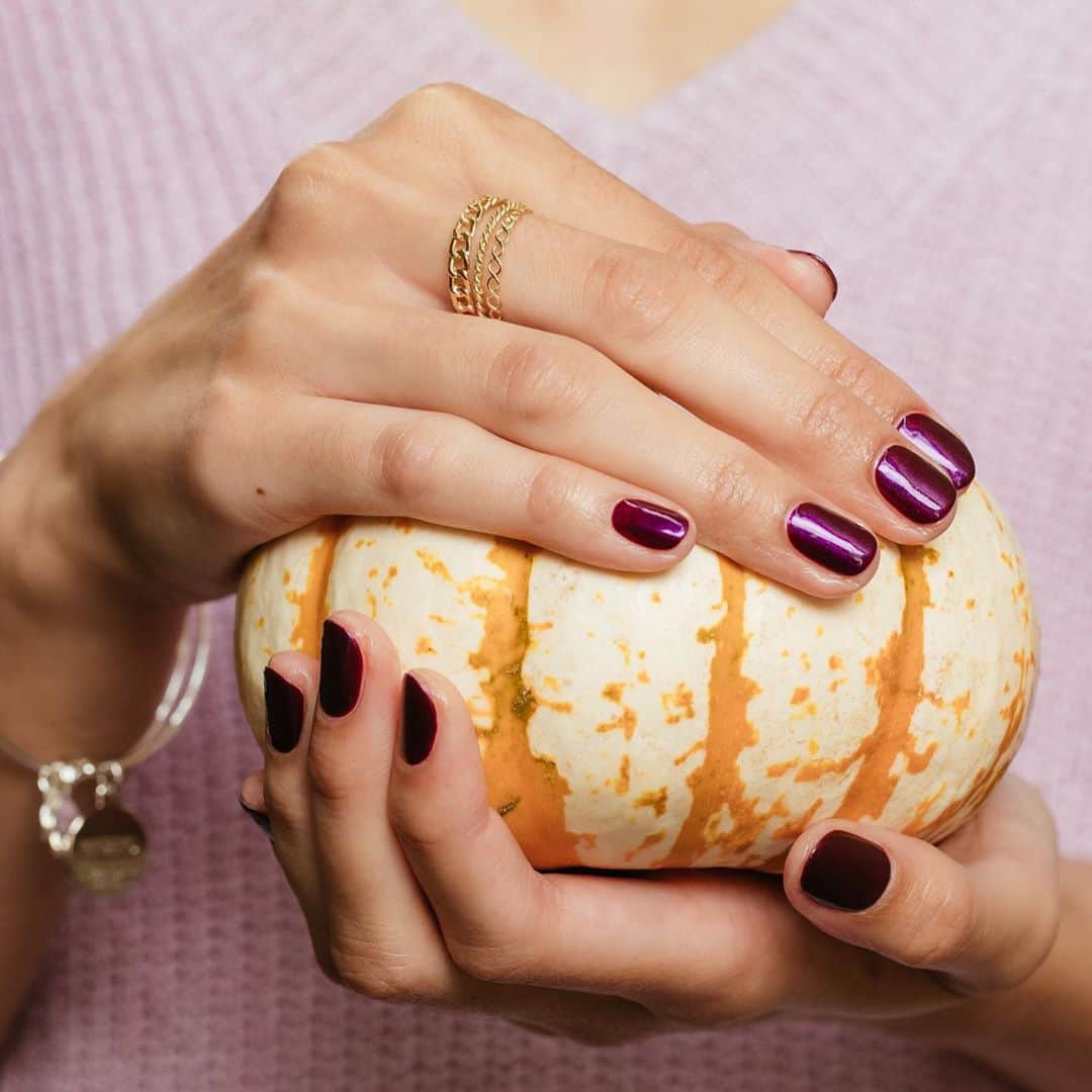 OPIさんのインスタグラム写真 - (OPIInstagram)「#PrettyNails and a #MiniPumpkin? Fall is in the air! 🎃  Shade: #LetsTakeAnElfie   #ColorIsTheAnswer #OPIObsessed #OPIShineBright #HolidayMani #PurplePolish #PurpleMani #HolidayNailTrends #NailGoals #NailInspo #NailTrends #TrendyNails #PurpleNails #NailObsessed #NailsOfInstagram」10月30日 6時19分 - opi