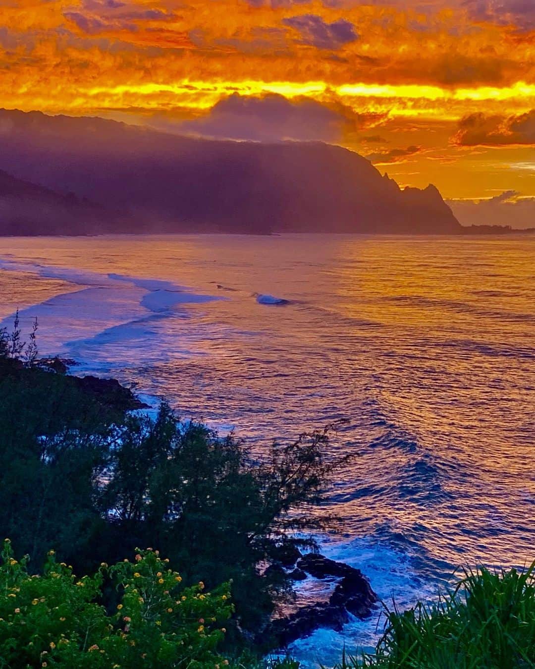 Bethany Hamiltonのインスタグラム：「When the sky lights up🔥🙌🏾 We can choose to live a life of gratitude every day. Even when the sunset is not on 🔥 even when things are out of control and not where we want them to be. When we choose to be grateful that will set us up to live resiliently and to overcome the challenges life throws our way!」