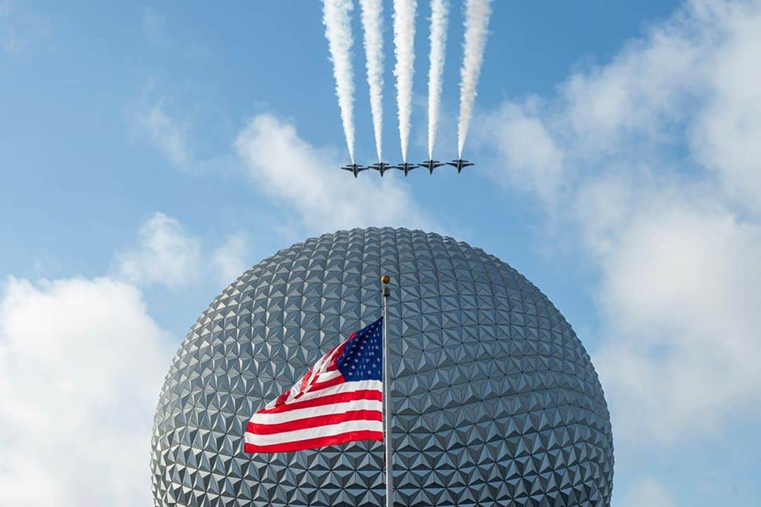 Walt Disney Worldのインスタグラム：「Earlier today, the U.S. Air Force Air Demonstration Squadron –“The Thunderbirds” –flew over #WaltDisneyWorld Resort to kick off November’s National Veterans and Military Families Month and honor current, past and fallen military heroes. #DisneyMagicMoments ✨」