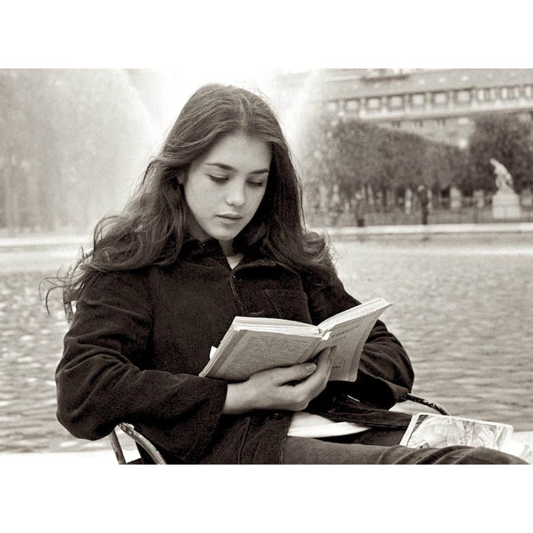 メドモアゼルさんのインスタグラム写真 - (メドモアゼルInstagram)「Isabelle Adjani 1973reading a book in Paris  #inspiration #mesdemoisellesparis  Mesdemoisellesparis.com」10月30日 6時39分 - mesdemoisellesparis