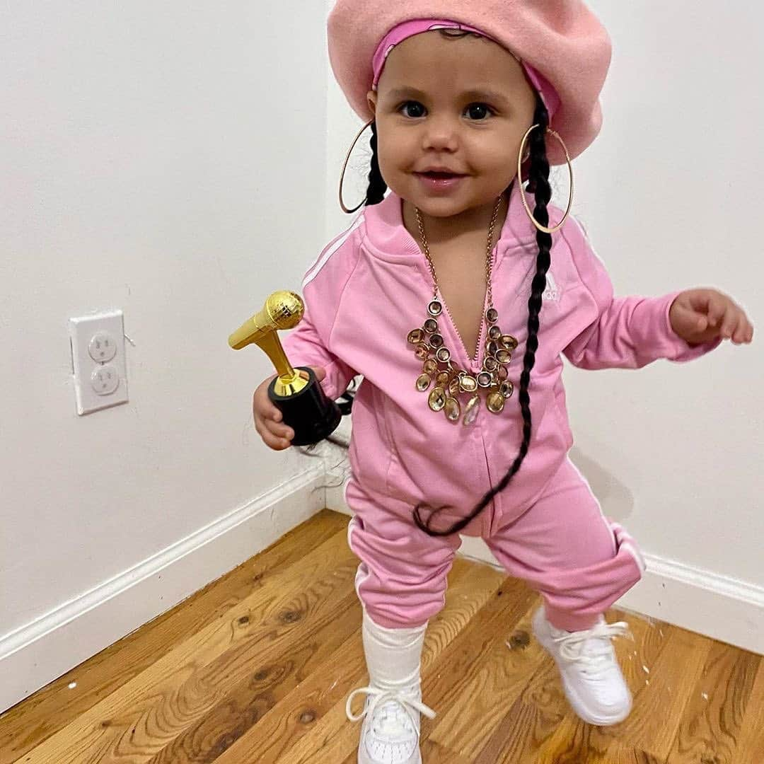 ミッシー･エリオットさんのインスタグラム写真 - (ミッシー･エリオットInstagram)「Awwwwww lil Luna soooo adorable😍😍 wit the gold mic!!!🎤Now Luna them hoop earrings bigger than you😩🤣😂 and yes come through for the Baptist church chain! I love it!😍🙌🏾🤣 Keep shinning on em @lourdesluna1106 #Halloween2020 SWIPE LEFT👈🏾👈🏾👈🏾」10月30日 6時45分 - missymisdemeanorelliott