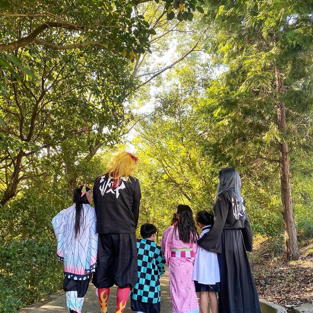 HandmadeLaboのインスタグラム：「HAPPY HALLOWEEN🎃👻  今年は従姉妹ちゃんたちと鬼滅の刃でそろえました👹  私は無一郎のつもりだったのに 妹たちに一人だけ 今日から俺は！…感が強いと言われた🙀  明日は楽しみにしていた お友達たちとのハロウィンパーティー🎉 子供たちだけじゃなく 大人も本気仮装っていってたから楽しみだ〜✨  #halloween#halloweencostume#ハロウィン#ハロウィンコスプレ#鬼滅の刃コスプレ#鬼滅の刃#親子コーデ#親子リンクコーデ#キッズコーデ」