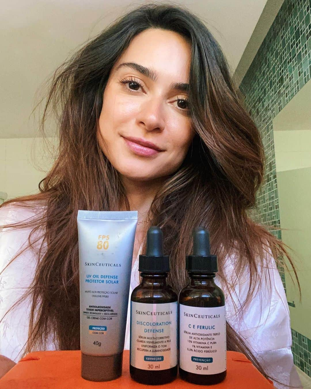 Thaila Ayalaさんのインスタグラム写真 - (Thaila AyalaInstagram)「Fiz uma live muito gostosa com minha amiga @isisvalverde pra falarmos de melasma e rotina antimanchas à convite do @dermaclub e da @skinceuticalsbrasil! Se você perdeu, confere no IGTV da Isis que ficou salvo, tá? A gente contou tudo sobre os produtos que amamos e sim: nós duas estamos com um tratamento antimanchas muito bem recomendado pelos nossos dermatologistas. Agora que encontrei os produtos ideais pro meu tipo de pele é que vejo o resultado! Tô feliz e quis compartilhar com vocês! E o melhor: na eboutique de SkinCeuticals, tem descontos de até 30% por tempo limitado! E pra quem é cadastrado no Dermaclub, ainda ganha milhas de saúde e beleza. Demais, né?! #AD #IntimidadesDePele #ConsulteSeuDermatologista」10月30日 6時49分 - thailaayala