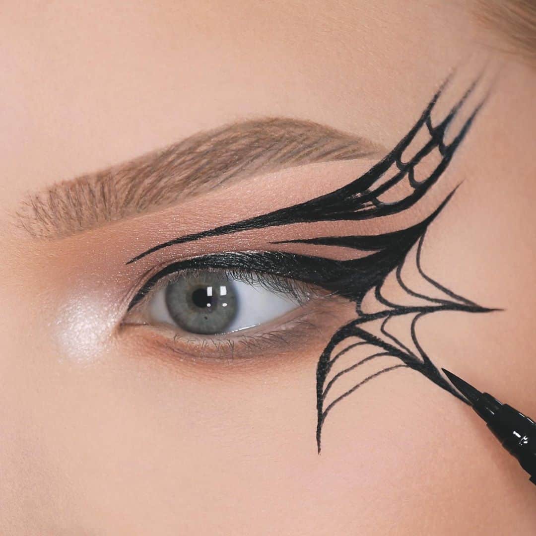 Maybelline New Yorkさんのインスタグラム写真 - (Maybelline New YorkInstagram)「What are you going to be for #Halloween? 👀 We can’t get enough of @nikkietutorials spider web makeup look using #hypereasy liner! 🕸 #maybellinepartner #mnyhalloween」10月30日 6時50分 - maybelline