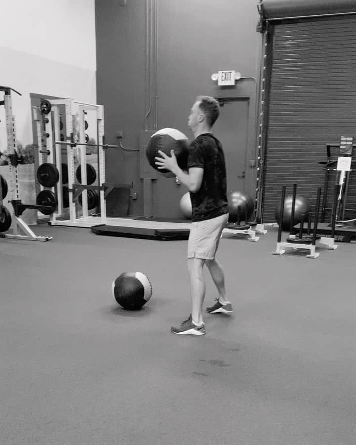 ジャスティン・トーマスのインスタグラム：「Medicine ball work with @kolbywayne today 😤😤」