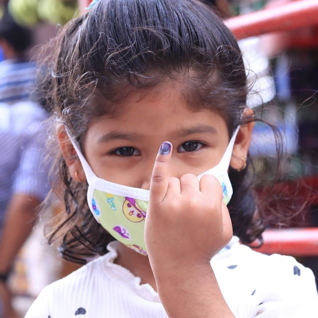 unicefさんのインスタグラム写真 - (unicefInstagram)「This girl is proudly showing her purple finger in Nepal - a sign she has just been vaccinated for polio. We can all be proud too. Vaccines are one of the greatest achievements in modern medicine. They have reduced the scourge of polio by 99% since 1988. They have eradicated smallpox from the face of the planet. And soon, they could be a critical tool for helping to control the worst phase of the COVID-19 pandemic. History shows that #VaccinesWork. Our future can show it once more.  © UNICEF/UNI351555/Prasad Ngakhusi」10月30日 7時05分 - unicef