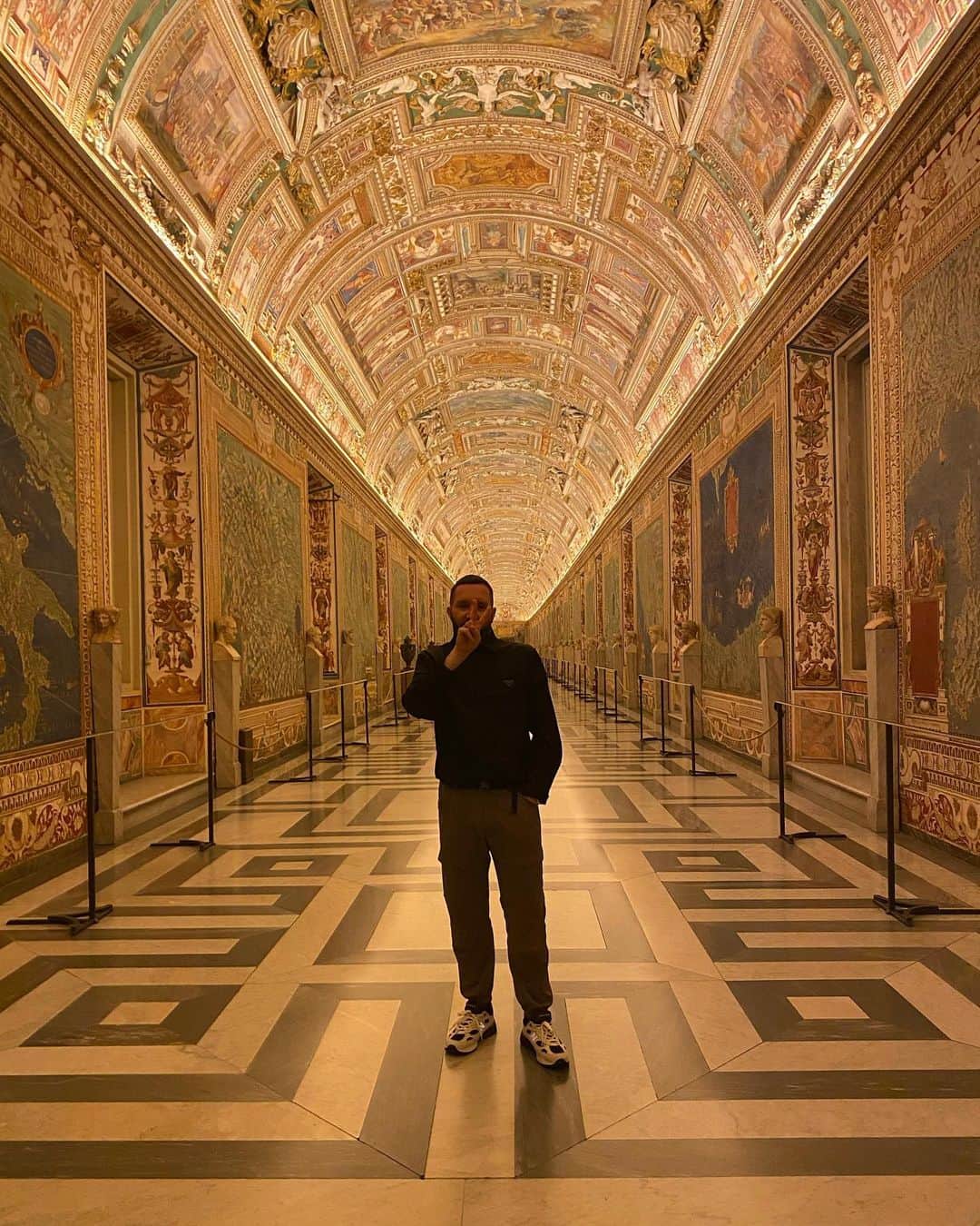 キム・ジョーンズのインスタグラム：「Amazing evening thank you @vaticanmuseums @cheromar ❤️❤️❤️」
