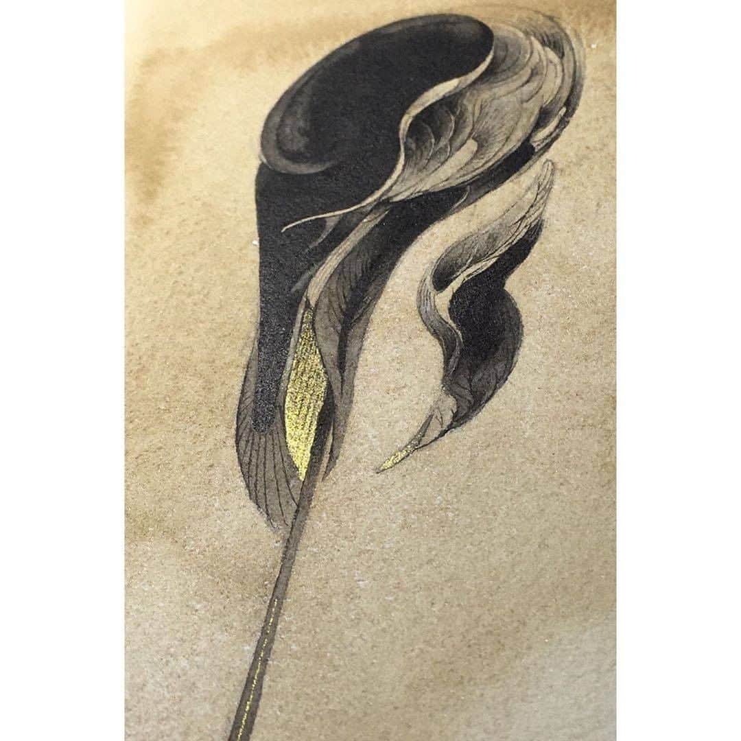 Kuretakeさんのインスタグラム写真 - (KuretakeInstagram)「幻想的な鳥のイラストにうっとり...✨ 金色にきらめく一枚の羽が素敵です。  Fantastic bird painting with sumi ink💫 Gold wing painted with GOLD MICA ink looks very elegant.  Art by: @ueda_rkrk  Made with: 1. ZIG CARTOONIST SUMI INK 2. パール書道液 金のきらめき／KURETAKE GOLD MICA  No ©Copyright infringement intended. Any issues? Please contact us to fix it.  #kuretake_inktober #kuretake #kuretakezig #呉竹 #インクトーバー #インクトーバー2020 #inktober #inktober2020 #blackandwhite #blackandwhiteart #sumi #墨 #sumie #sumipainting  #kuretakeinktober #kuretakeink」10月30日 7時00分 - kuretakejapan
