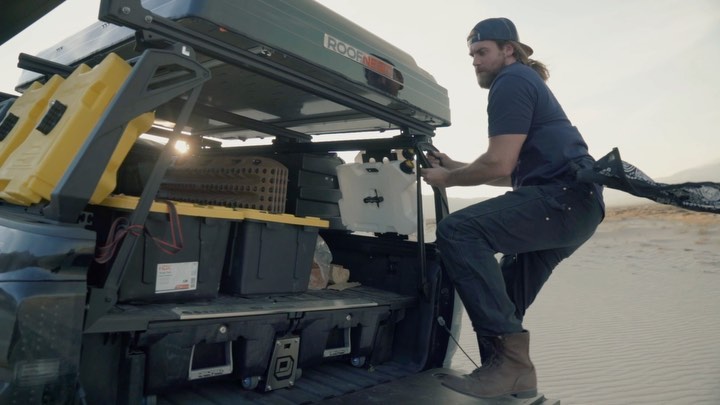モデル、ブロック・オハーンのインスタグラム：「I hadn’t taken my truck off-roading yet because I knew this big ol’ girl would get stuck. But since I got my @maxtraxhq I got one over on her 😉  Took me a minute to get unstuck and on my way to the next campsite 🤙🏽   The show must go on 😛」
