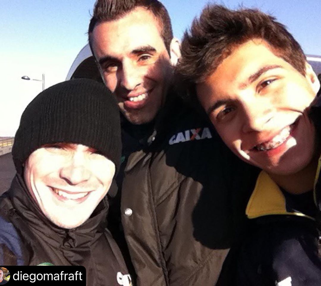 アルトゥール・ザネッティのインスタグラム：「#repost @diegomafraft ・・・ Os momentos são passageiros, as lembranças eternizamos, os amigos são pra vida. Viram parte da família! #tbt pra vida inteira, irmãos que a vida me presenteou ... #timebrasil #atletas  #europa #amizade」