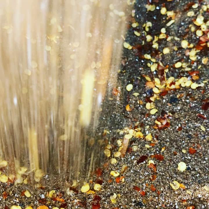 ケリスのインスタグラム：「Smoked alderwood chili salt .... that's all I'm sayin link in bio」