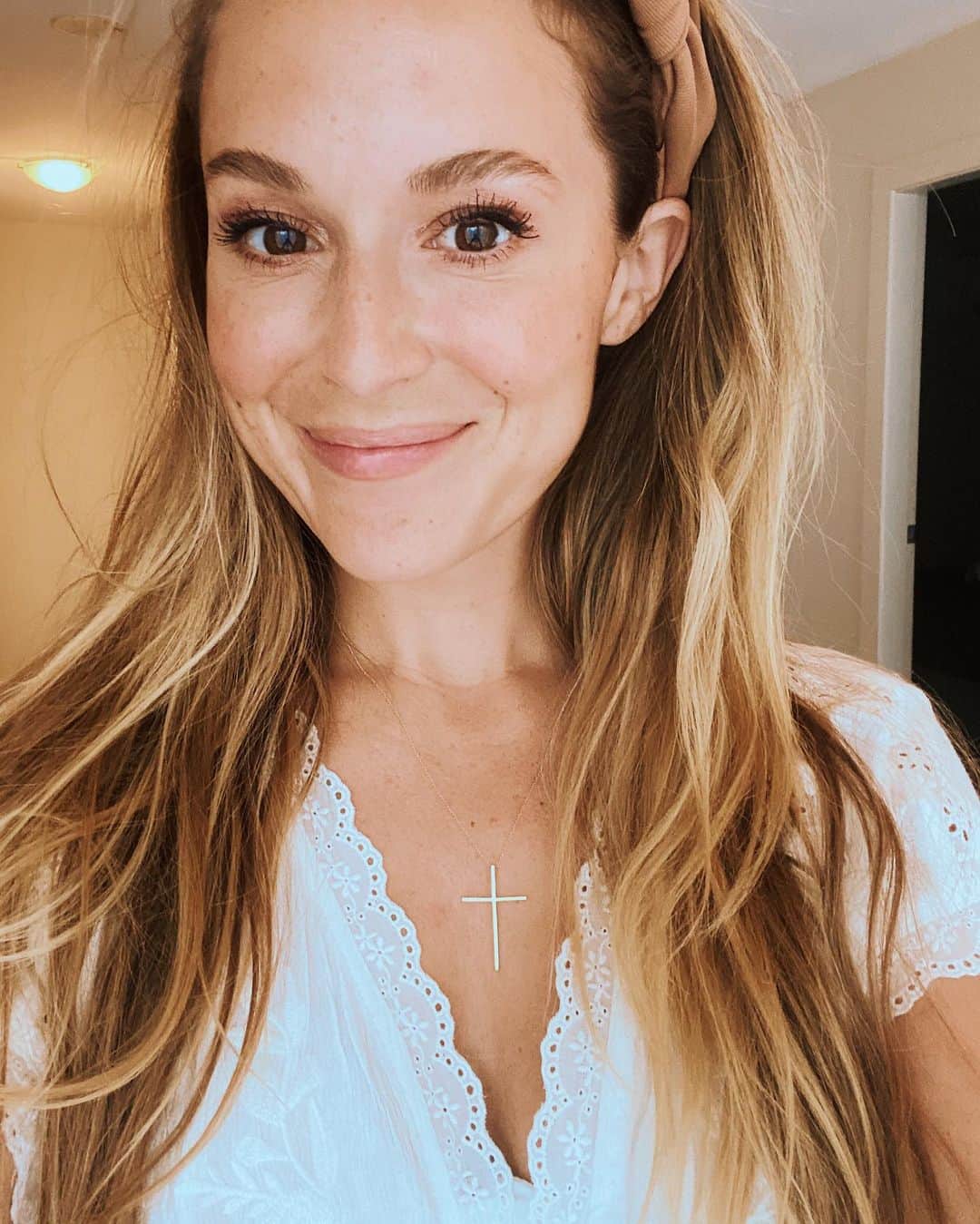 アレクサ・ヴェガのインスタグラム：「Guys!! I am so excited to announce that this is a @crossyourheartoriginal NECKLACE!!! Lots of you have been asking about my cross necklace and where to get it! Many different styles will be available for preorder next week!!!!」