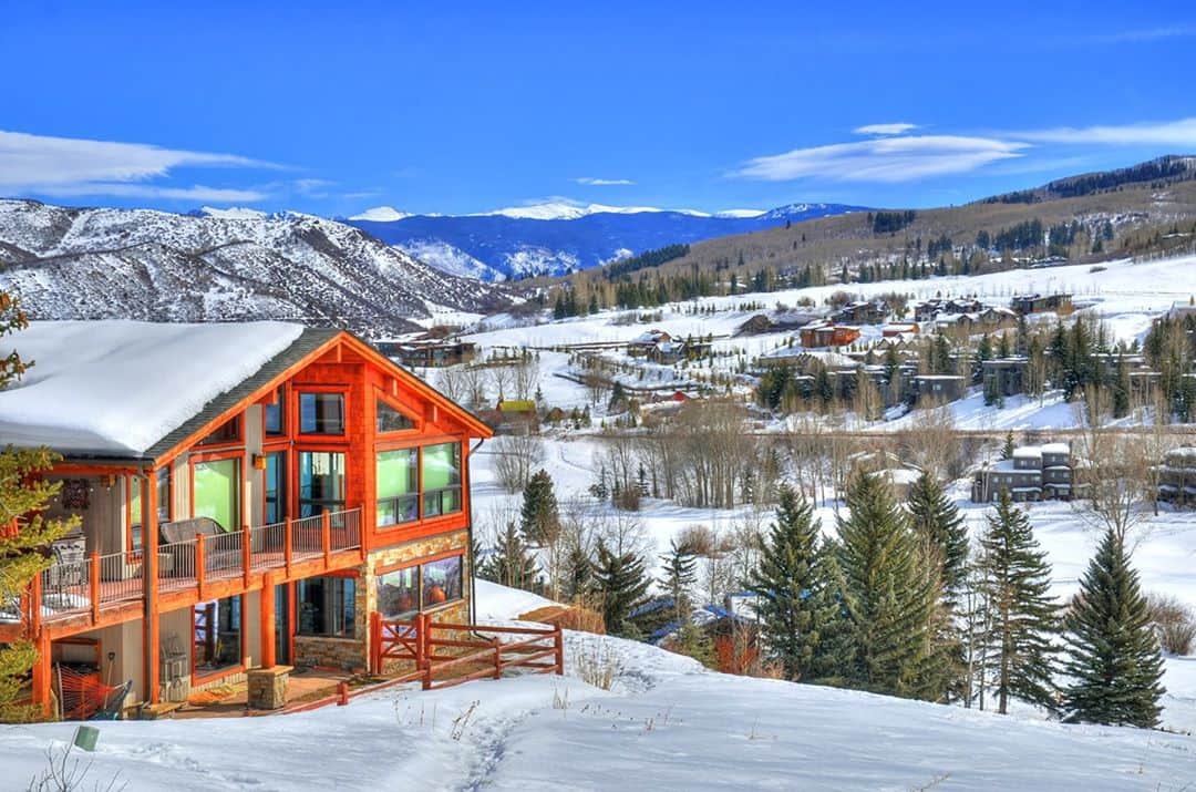 Lonely Planetのインスタグラム：「📣Attention! Attention! Do you love the snow and resort part of a ski trip but actually dread the skiing part?   We've uncovered the top 5 US ski towns where you can enjoy loads of other activities and experiences that make ski resorts worth a visit. Tap the link in our bio.」