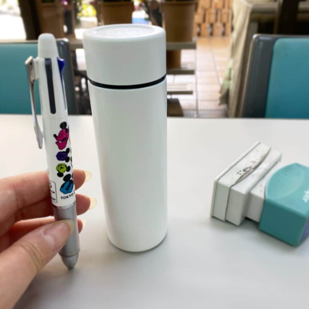 こまけいこのインスタグラム：「ずっと買おうか迷ってた小さい水筒。 140ml。  朝席に着いた時に一杯だけコーヒー飲みたくてコンビニで買ったりしてた。  雑誌の付録についてたのでそれにしようと思ったけど、3COINSで¥500で売ってた。 雑誌は水筒付きで¥1500ぐらい。 柄は可愛かったけど、雑誌はいらないしまぁ柄なんてなんでもいい。  ということで真っ白買いました。 少ないかと思ったけどカップ一杯分でちょうどいい！ スティックコーヒー1本分。 これは買ってよかった👍 黒もありました。」