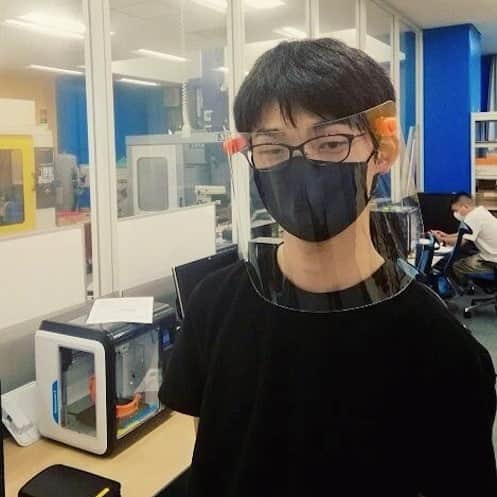 日本工学院さんのインスタグラム写真 - (日本工学院Instagram)「機械設計科の実習で、フェイスシールドの設計＆製作を行いました🌟 . プラスチックの台座は３Dプリンターで製作し、透明のシールドはレーザー加工しました😁 . . 「#日本工学院」をチェック！！ 学生が投稿したリアルな日常風景を見ることができますよ！ . . #nihonkogakuin #専門学校 #日本工学院八王子専門学校 #日本工学院専門学校 #教職員投稿写真 #機械設計科 #若きつくりびと #エンジニア #プログラミング  #機械 #技術 #設計  #デザイン好き #designlab #理系 #理系男子 #理系女子 #リケジョ #フェイスシールド #フェイスシールド手作り #視界良好 #3dプリンター #レーザー加工」10月30日 12時43分 - nihonkogakuin
