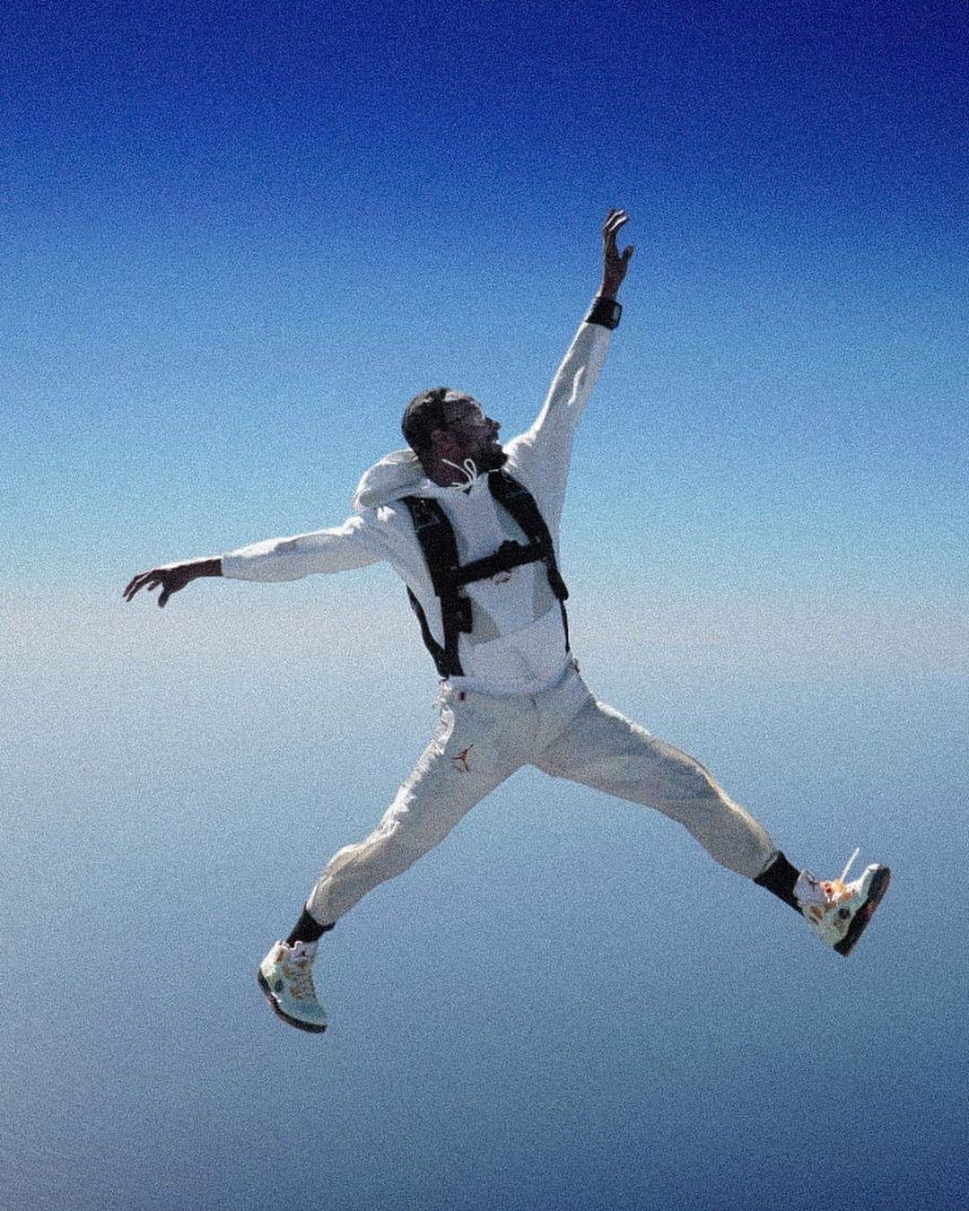 Jordanのインスタグラム：「“It’s like therapy. It’s magical. It’s zen.”  Skydiving instructor @flyingjohnson takes the new Off-White x Air Jordan V ‘Sail’ for a 13,000-foot free fall.   Learn more at our link in bio.」
