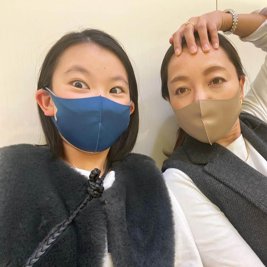 yukiさんのインスタグラム写真 - (yukiInstagram)「おはようございます。﻿ ﻿ 昨日、初めての胃カメラをしてきました。﻿ なんせ、#ビビり日本代表 な私は、﻿ 前夜は検査の夢で何度もハッとして起きる😨﻿ という…↑どんだけ(笑)﻿ ﻿ そして、検査前の準備段階ですでに緊張MAX﻿ "人を書いて飲む"をひたすら脳内でイメージ﻿ (なぜイメージだけ⁉︎と自分でツッコミたい)﻿ そして心の中で呪文を唱えまくる🙏🏼﻿ ﻿ 始まる前にからすでに、﻿ この世の終わり的な私を🥶見るに見兼ね、﻿ 先生はスーパー優しく&丁寧で﻿ 看護師さんはずっと背中をさすってくれるし﻿ 壮絶な出産シーンのようでした😭﻿ ﻿ 終わってしまえば、﻿ 「まぁこんくらいなら全然へーき🤷🏻‍♀️」みたいな﻿ →はい、だからそーゆーところ…﻿ ﻿ 以上、﻿ シワをなくしたい私とツヤピカな娘の写真とは﻿ 全く関係ない話でしたが、﻿ 勝手にあたしガンバッた！アピールでした🙇🏽‍♀️﻿ ﻿ 今日も良い一日になりますように…﻿ ﻿ #へーきへーきへーき全然へーき﻿ #病院苦手﻿ #すぐ調子にのる﻿ #頑張ったアピール﻿ #焦らず騒がず穏やかに﻿」10月30日 7時18分 - milkayuki