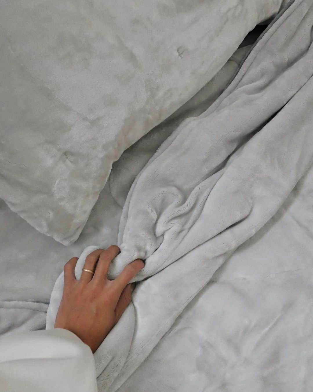 中川珠里さんのインスタグラム写真 - (中川珠里Instagram)「. 💤💤﻿ ﻿ 最近目覚めてからも暖かさが気持ちよく﻿ しばらくはベッドの中で過ごしています..﻿ ﻿ ニトリNウォームシリーズ﻿ 機能別に４種類あるんだけど﻿ ﻿ 私は冬になると乾燥が気になるのと﻿ 毛布の静電気が大嫌いなので⚡﻿ 吸湿発熱だけでなく、水分率の高い糸を使用した﻿ 静電気を軽減するNウォーム モイストスーパーを選びました👍🏽﻿ ﻿ 敷きパッドも毛布も枕も﻿ ぜ〜んぶ滑らかで最高に気持ち良いです‼﻿ ﻿ 今回ニトリ様に頂きまして﻿ ベッドで過ごす時間が更に大好きになりました😌﻿ ﻿ ちょうど寝室の雰囲気も変えたかったので﻿ いい感じにアップデートされました。﻿ 寝具に合わせて👦🏻のパジャマも♡﻿ ﻿ @nitori_official﻿ #Nウォーム#Nウォームモイストスーパー﻿ #敷きパッド#ニトリ#ベットルーム#pr」10月30日 7時19分 - juri1104